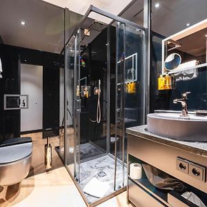 Großes Zimmer mit Kingsize-Bett